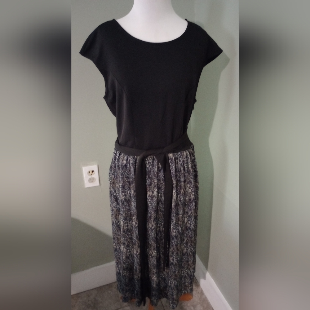 Elegant Black and Gray Flower Patterned Dress M - L